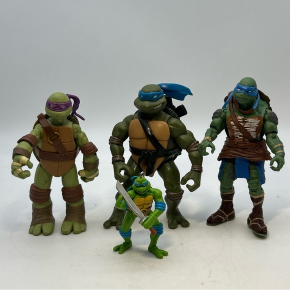 Lot Of 3-4.5” Teenage Ninja Turtles Action Figures & 1-2.5” Keychain Turtle - Picture 1 of 16